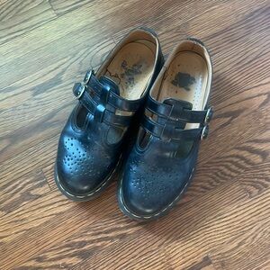 Doc marten Mary Jane’s size 7 = women’s size 9